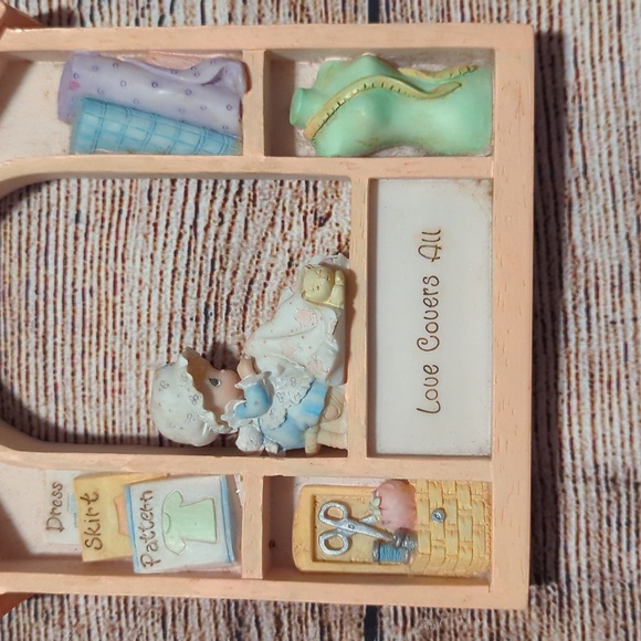 Precious Moments "Love Covers All" Decor - Picture 3 of 3